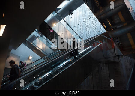 Passagers utilisent les escaliers mécaniques à l'entrée de la station de métro Garibaldi conçu par l'architecte français Dominique Perrault dans le métro de Naples (Metropolitana di Napoli) sur la Piazza Garibaldi à Naples, Campanie, Italie. Banque D'Images