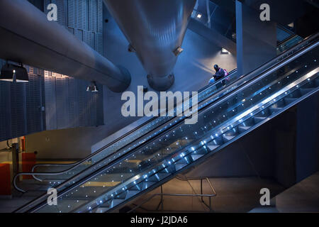 Passagers utilisent les escaliers mécaniques à l'entrée de la station de métro Garibaldi conçu par l'architecte français Dominique Perrault dans le métro de Naples (Metropolitana di Napoli) sur la Piazza Garibaldi à Naples, Campanie, Italie. Banque D'Images