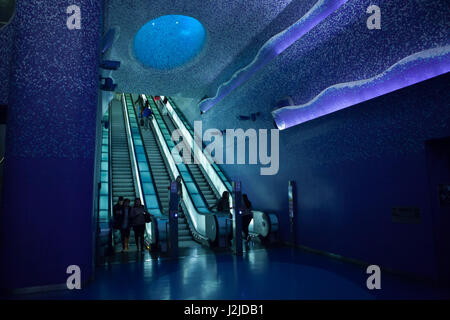 Passagers utilisent les escaliers mécaniques à l'entrée de la station de métro Toledo conçu par l'architecte espagnol Oscar Tusquets Blanca dans le métro de Naples (Metropolitana di Napoli) à Naples, Campanie, Italie. Banque D'Images