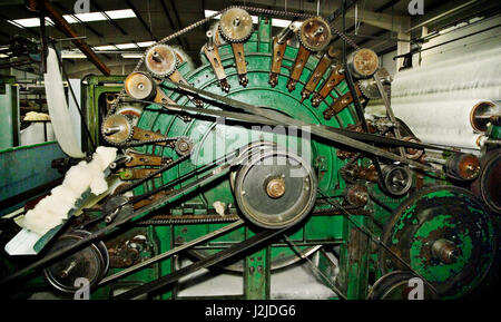 Traitement des matières organiques machines la laine des moutons dans une usine de textile britannique à Launceston, UK Banque D'Images