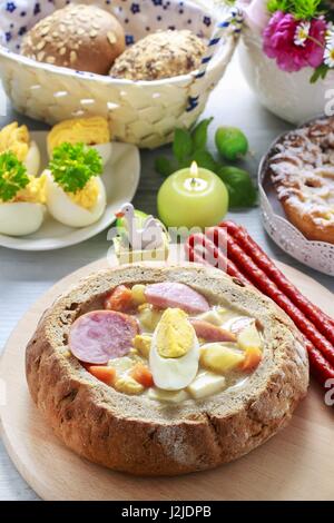 Le seigle sour soup à l'intérieur du pain. Plat de fête Banque D'Images