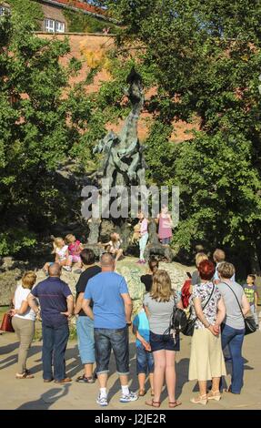 L'observation touristique Wawelski Dragon statue. Banque D'Images