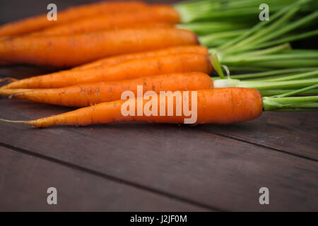 De plus en plus de carottes dans le jardin Banque D'Images