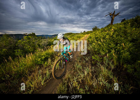 Nichole Baker vélo de montagne sur le Twin Buttes réseau de sentiers, Durango, CO. Banque D'Images