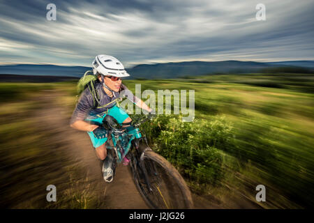 Nichole Baker vélo de montagne sur le Twin Buttes réseau de sentiers, Durango, CO. Banque D'Images