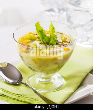 Soupe de poisson Chaudrée de maïs et, servi dans un bol en verre. Banque D'Images