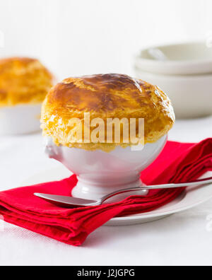 Une tourte au poulet classique avec du poulet, légumes, sauce blanche et d'une croûte de pâte feuilletée. Banque D'Images