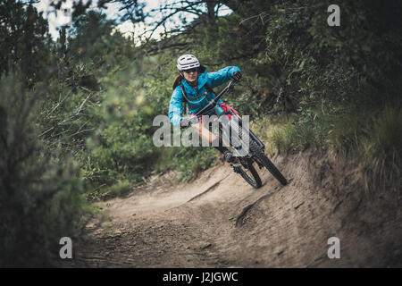 Nichole Baker vtt sur le sentier en boucle des prés, Horse Gulch, Durango, CO. Banque D'Images