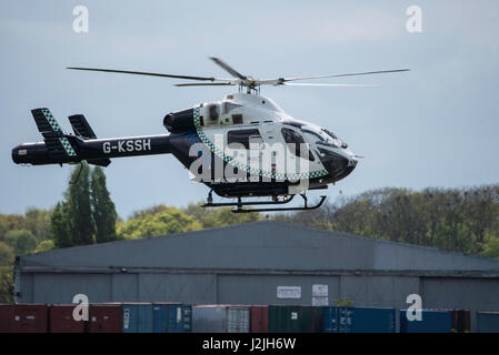 Air Ambulance MD-900 Explorer arrive sur terre à North Weald airfield Banque D'Images