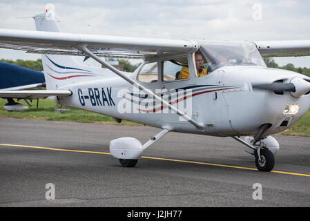 CESSNA 172N sur la façon taxi à North Weald airfiled Banque D'Images