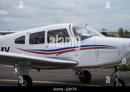 Piper PA-28-161 Warrior I le taxi way à North Weald Airfield Banque D'Images