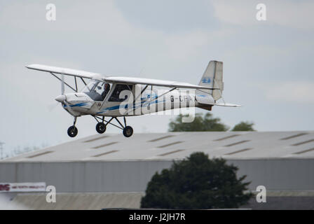 G-Comco Ikarus CFAX C-42 (0712-6933) arrive sur terre à l'aérodrome de weal Banque D'Images