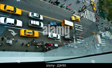 Les taxis jaunes "Filene" ci-dessous, le sous-sol du 14ème et de Broadway, NYC Banque D'Images