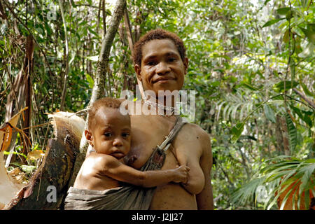 La mère et l'enfant de la tribu Korowai Forêt Nomade. La Papouasie occidentale, en Indonésie Banque D'Images