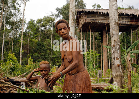 La mère et le fils de la tribu Korowai Forêt Nomade. La Papouasie occidentale, en Indonésie Banque D'Images