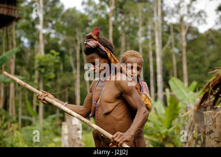 La mère et l'enfant de la tribu Korowai Forêt Nomade. La Papouasie occidentale, en Indonésie Banque D'Images