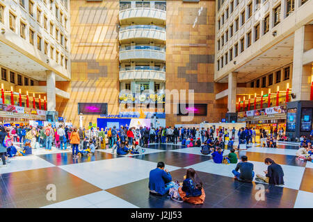 TAIPEI, TAIWAN - 03 avril : des gens assis et de la foule sur la place principale à l'intérieur de la gare principale de Taipei où de nombreux voyageurs attendre sur Avril 03, 2017 à taip Banque D'Images