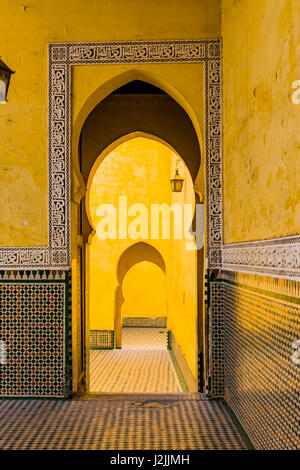 Porte traditionnelle marocaine. Mausolée Moulay Ismail à Meknès, Maroc, Afrique du Nord Banque D'Images