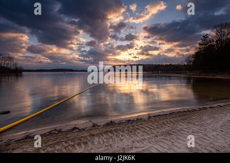 Keith bridge park est situé sur le lac Lanier sur le côté ouest de Gainesville, ga de vieilles keith Bridge Road. Le parc dispose de plusieurs équipements, dont un quai de bateau, pique-nique et une plage. Il peut être effectivement photographié au lever et au coucher du soleil en fonction du niveau d'eau dans le lac Lanier. Banque D'Images