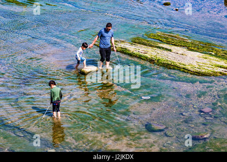 KEELUNG, TAÏWAN - 04 avril : pêche en famille taïwanais nettoyer l'eau peu profonde dans la zone balnéaire de Keelung sur Avril 04, 2017 à Keelung Banque D'Images