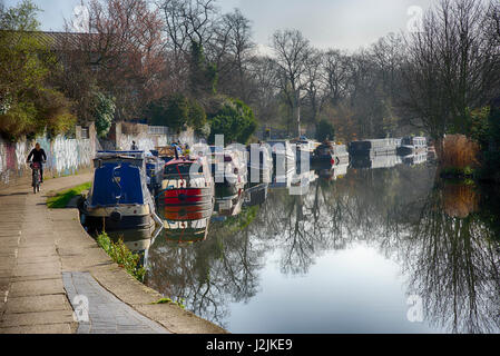 Regents Canal sur le côté de Victoria Park, Bow dans le Grand Londres. Banque D'Images