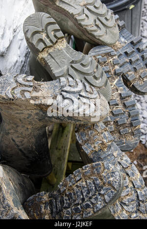 Un groupe de bottes à l'extérieur d'une ferme, au Pays de Galles. Banque D'Images