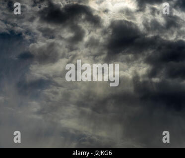 Nuages dans le ciel bleu foncé semi Banque D'Images