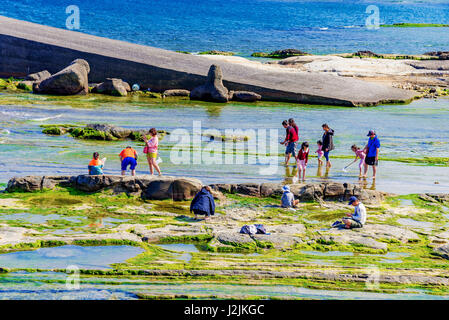 KEELUNG, TAÏWAN - le 04 avril : Il s'agit d'Badouzi Seaside Park où les gens viennent avec pour profiter de la mer et aller pêcher sur Avril 04, 2017 à Keelung Banque D'Images