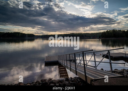 La fin de l'après-midi à petit hall park. petit hall Park se trouve juste à l'ouest de Gainesville, ga sur le lac Lanier. c'est un très joli parc, avec un grand bateau dock, les pique-niques, ainsi qu'une plage. à certaines périodes de l'année, il peut être effectivement photographié pour coucher et au lever du soleil. Banque D'Images