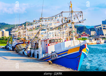 KEELUNG, TAÏWAN - AVRIL 04 : voir de grands bateaux de pêche de Badouzi village de pêcheurs dans la campagne de Keelung sur Avril 04, 2017 à Keelung Banque D'Images