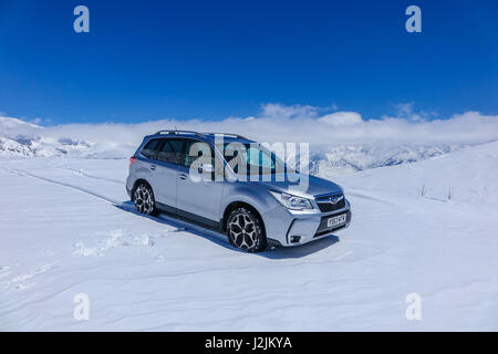 Subaru Forester avec UK inscription sur la neige dans les Pyrénées, l'Andorre Banque D'Images