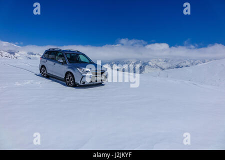 Subaru Forester avec UK inscription sur la neige dans les Pyrénées, l'Andorre Banque D'Images