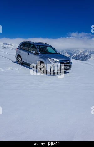 Subaru Forester avec UK inscription sur la neige dans les Pyrénées, l'Andorre Banque D'Images