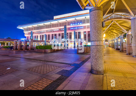 TAIPEI, TAIWAN - AVRIL 03 : vue de la nuit de la gare principale de Taipei où de nombreux voyageurs viennent de prendre le train à d'autres régions de Taiwan le 03 avril, 2017 dans Banque D'Images