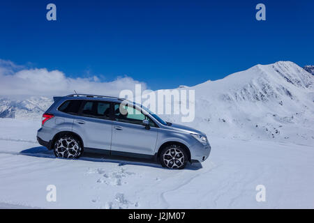 Subaru Forester avec UK inscription sur la neige dans les Pyrénées, l'Andorre Banque D'Images