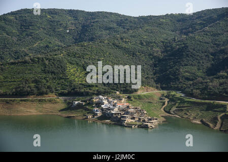 Village en contrebas de Sfendili, Hersonissos, Crète. Aposelemis Barrage. Banque D'Images