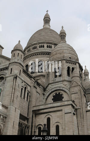 Basilique du Sacré-coeur, Paris, France. Dans le style romano-byzantin, il est visité en grimpant à 270 marches sur la colline de Montmartre. Banque D'Images