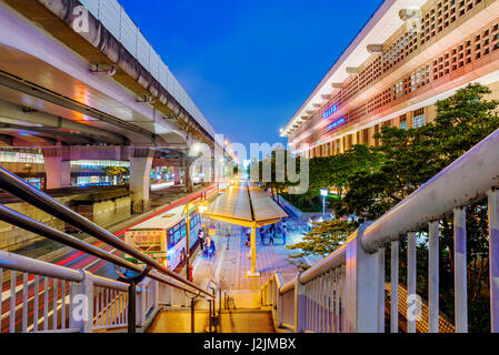 TAIPEI, TAIWAN - Le 18 avril : c'est une vue de la gare principale de Taipei et à l'extérieur de l'architecture de bus devant la gare principale de nuit le 18 avril 2017 Banque D'Images