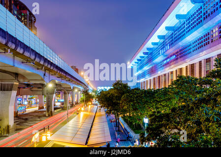 TAIPEI, TAIWAN - Le 18 avril : c'est une vue de l'architecture de la gare principale de Taipei et espace extérieur dans la nuit le 18 avril 2017 à Taipei Banque D'Images