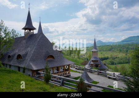 Monastère en bois dans le nord de la Roumanie Banque D'Images