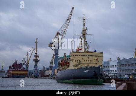 Saint Petersburg, Russie - Décembre 26th, 2016 : Le brise-glace Krassine' 'amarré à Saint-Pétersbourg Banque D'Images