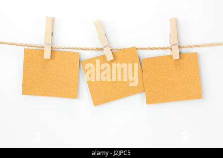 Carte d'avis, de bois et de papier brun clips sur fond blanc Banque D'Images