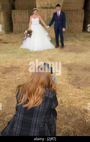 Vidéaste de mariage avec bride Banque D'Images