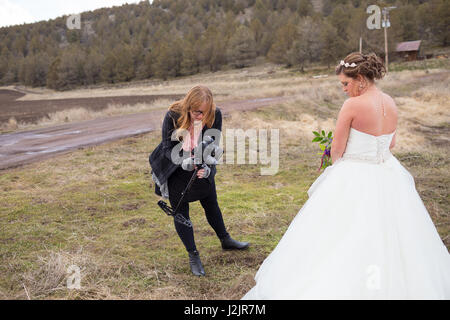 Vidéaste de mariage avec bride Banque D'Images