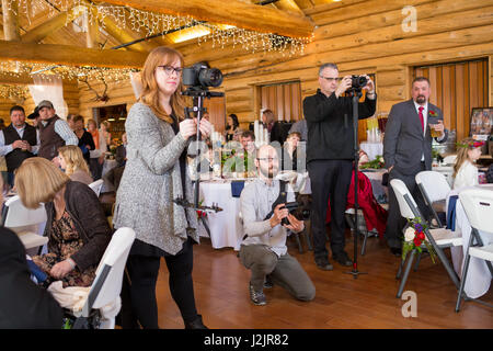 Films de mariage avec des caméras Banque D'Images