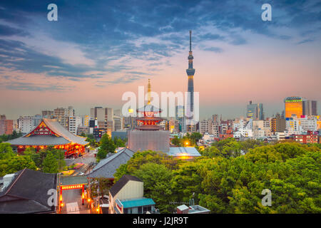 Tokyo. Cityscape image de toits de Tokyo pendant le crépuscule au Japon. Banque D'Images