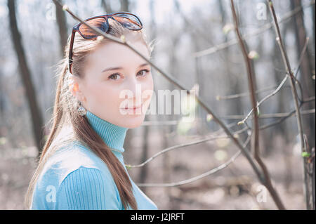 À la mode, belle fille qui marche dans le parc. Et teinté photo filtré le concept d'une vie de jeunesse moderne. Banque D'Images