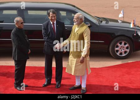 (170428) -- NEW DELHI, le 28 avril 2017 (Xinhua) -- le président chypriote Nicos Anastasiades en visite (C), serre la main avec le Premier Ministre indien Narendra Modi (R) avec le Président indien Pranab Mukherjee après une cérémonie de réception à New Delhi, capitale de l'Inde, le 28 avril 2017. L'Inde et de Chypre a signé ici vendredi quatre pactes, dont un sur l'air services, en tant que premier ministre Narendra Modi a tenu des pourparlers délégation lors de la visite du Président chypriote Nicos Anastasiades. (Xinhua/Partha Sarka) Banque D'Images