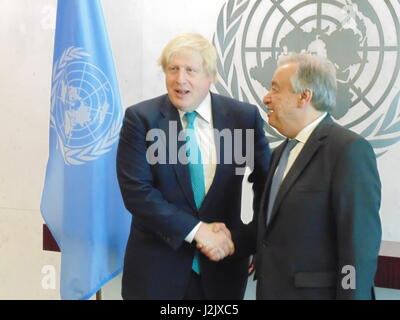 New York City, USA. Apr 28, 2017. Secrétaire aux affaires étrangères britannique Boris Johnson rencontre le Secrétaire général de l'ONU, Antonio Guterres, le 28 avril 2017, après la réunion de la Corée du Nord Le Conseil de sécurité de l'ONU Crédit : Matthew Lee/Alamy Live News Banque D'Images