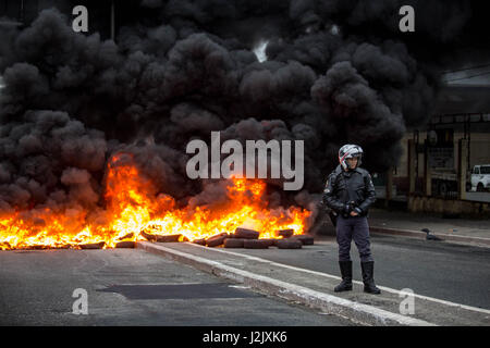 Sao Paulo, Brésil. Apr 28, 2017. Les manifestants de bloquer une avenue avec des pneus en feu, pendant la grève générale au Brésil, ce vendredi. La grève est contre la proposition de travail et de modifications au régime de pension. Credit : Paulo Lopes/ZUMA/Alamy Fil Live News Banque D'Images